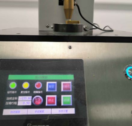 Pogo kaiščio srovės testeris, užtikrinantis priimtiną didelę srovę