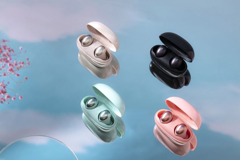 Kaip įkrovimo kaištis pritvirtinamas prie TWS ausinių ar ausinių?