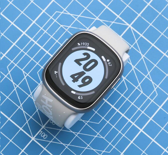 „Honor Watch4“ naudokite „Pogo Pin“ įkrovimą